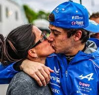 La foto llena de amor de Franco Colapinto y Maia Reficco en los boxes de Montreal